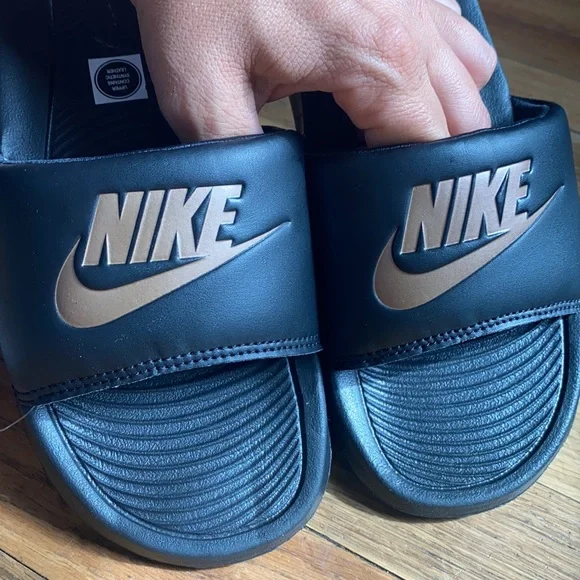 NIKE Victori One Women's Slide Slip On Sandal Black/Metallic Red Bronze - Picture 8 of 9